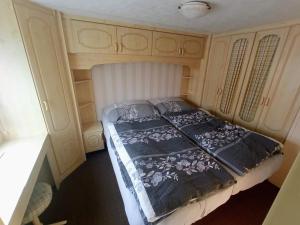 1 dormitorio con 1 cama en una habitación en Mobilní dům u Mikeše Trhové Sviny - Rejta, en Trhové Sviny