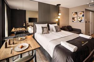 Un dormitorio con una cama y una mesa con un plato. en Royal Apartments - Boutique Residence Gdańsk en Gdansk