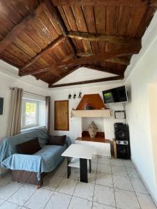 - un salon avec un canapé et une table dans l'établissement Rodovani Cottage, à Antipaxos
