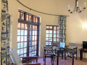 TV a/nebo společenská místnost v ubytování Double Lodge in Natural African Bush - 2112 + 17 fotografií