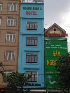 ein blaues Gebäude mit einem Schild für ein Hotel in der Unterkunft Hotel Thanh Bình 2 in Provinz Hà Tĩnh