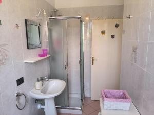 a bathroom with a shower and a sink at Primula by Villa Very in Marina di Campo
