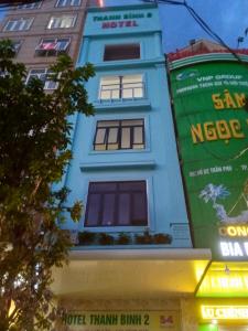 Hotel Thanh Bình 2 في ها تينه: مبنى ازرق توجد عليه لافته