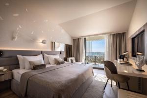 Postel nebo postele na pokoji v ubytování Valamar Lacroma Hotel