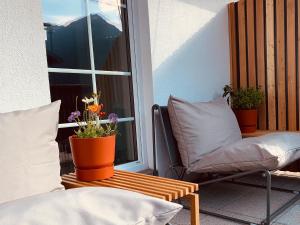 A seating area at Dorf(er)leben Ferienwohnung im Kleinwalsertal