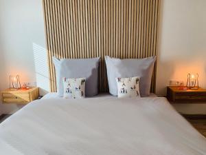 A bed or beds in a room at Dorf(er)leben Ferienwohnung im Kleinwalsertal