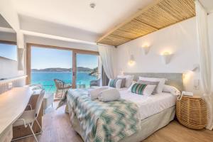 El Somni Ibiza Dream Hotel by Grupotel في سانت جون دي لابريتجا: غرفة نوم مع سرير وإطلالة على المحيط