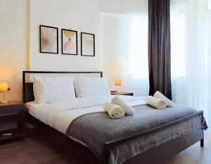 سرير أو أسرّة في غرفة في Chic Flat 10 min to Lara Beach in Antalya