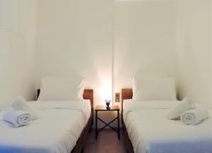 سرير أو أسرّة في غرفة في Chic Flat 10 min to Lara Beach in Antalya