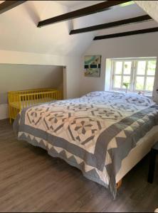 1 dormitorio con 1 cama grande en una habitación en Rebild Skovhuse en Skorping