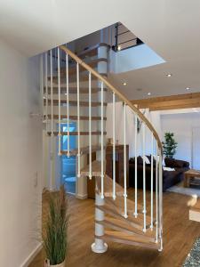 eine Treppe in einem Haus mit einem Wohnzimmer in der Unterkunft Entspannungsoase Steinhuder Meer inklusiv Sauna und WLAN in Neustadt am Rübenberge