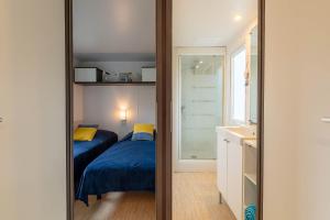 Postel nebo postele na pokoji v ubytování Le Mimosa, mobil-home climatisé au cœur du vignoble et à quelques mètres de la mer