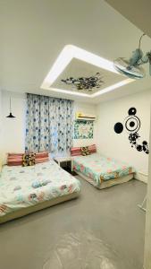 2 camas en una habitación con techo en klein blue 克萊因-藍, en Kenting