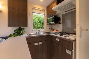 Kuchyň nebo kuchyňský kout v ubytování Le Mimosa, mobil-home climatisé au cœur du vignoble et à quelques mètres de la mer
