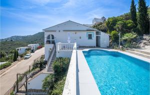 une villa avec une piscine en face d'une maison dans l'établissement Beautiful Home In El Rafol Dalmunia With Private Swimming Pool, Can Be Inside Or Outside, à Monte Pego