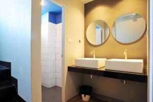 dwie umywalki w łazience z dwoma lustrami w obiekcie Erawan House 5 Bedrooms @BTS Pu Chao l 230m w mieście Samrong