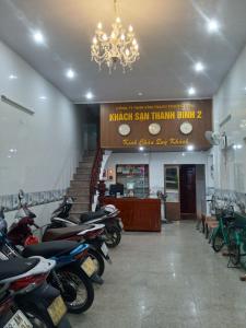 een groep motorfietsen geparkeerd in een lobby met een kroonluchter bij Hotel Thanh Bình 2 in Ha Tinh