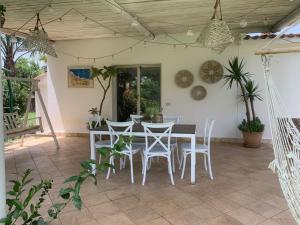 ein Esszimmer mit einem Tisch und Stühlen in der Unterkunft Green Garden Oasi in Cinisi