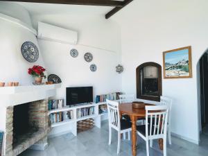 comedor con mesa y chimenea en Calamedina 4, en Salobreña