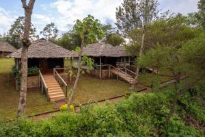 een luchtzicht op een huis met een grasdak bij Karatu Tented Lodge in Karatu