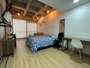 - une chambre avec un lit et un bureau dans l'établissement Prime Laureles Location with Air Conditioning, à Medellín