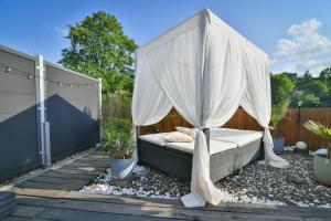 ein Bett mit Baldachin auf einer Terrasse in der Unterkunft 5 Sterne Traumferienwohnung für 8 Gäste in Selb