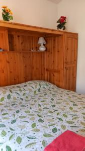 a bed in a bedroom with flowers on it at Marina di Olbia Guest Apartment - self check-in - IUN R1646 in Olbia