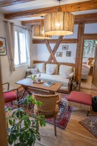 un soggiorno con divano e tavolo di Chez l'Alsacien - Gîte authentique de charme classé 4 étoiles a Barr
