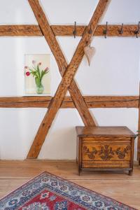 Habitación con techo de madera, mesa y alfombra. en Chez l'Alsacien - Gîte authentique de charme classé 4 étoiles, en Barr