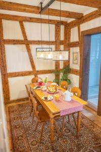 uma sala de jantar com uma mesa de madeira e cadeiras em Chez l'Alsacien - Gîte authentique de charme classé 4 étoiles em Barr