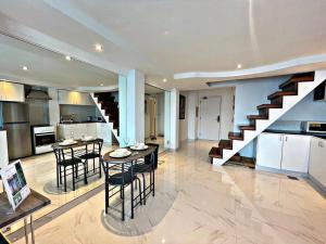 Köök või kööginurk majutusasutuses Stunning Duplex Studio in JLT