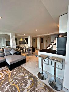 Televiisor ja/või meelelahutuskeskus majutusasutuses Stunning Duplex Studio in JLT