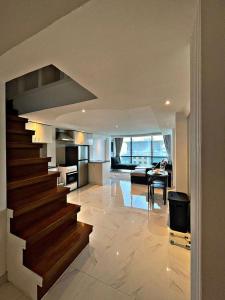 Gallery image of Stunning Duplex Studio in JLT in Dubai +8 photos
