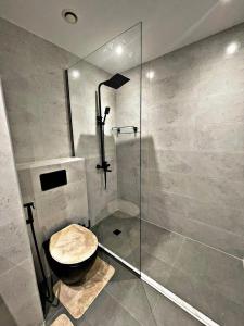 Een badkamer bij Stunning Duplex Studio in JLT