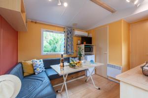 Kuchyň nebo kuchyňský kout v ubytování L'Eucalyptus, mobil-home avec extérieur spacieux à quelques mètres de la mer + 6 fotografií