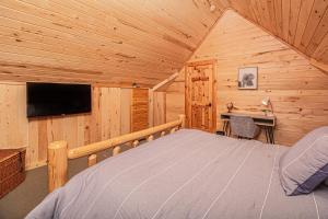 um quarto com uma cama num chalé de madeira em Family Sanity em McHenry