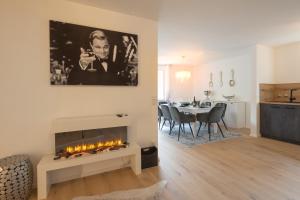 a living room with a fireplace and a dining room at SweetHome - DAH03 - LUXUS PUR Apartment, Küche, TV in Dachau