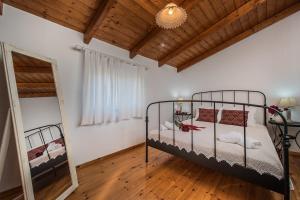 Postel nebo postele na pokoji v ubytování Lofos Soilis + 37 fotografií