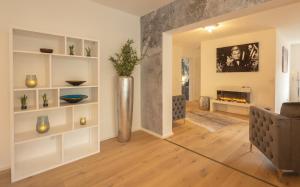 a living room with a couch and a fire place at SweetHome - DAH03 - LUXUS PUR Apartment, Küche, TV in Dachau