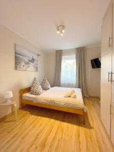 a bedroom with a bed and a large window at 15 Gdynia Centrum - Apartament mieszkanie dla 7 osób in Gdynia