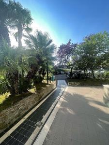 een lege straat met palmbomen en een weg bij A casa di Ada [127] in Pescara