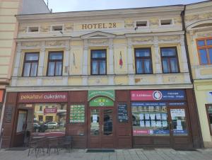 un bâtiment dans une rue de la ville avec un hôtel dans l'établissement Hotel 28, à Jaroměř