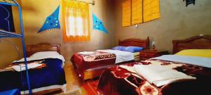2 camas en una habitación con 2 camas individuales en Hôtel Riad Tadarte Familier, en Merzouga