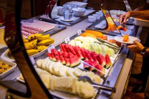 ein Buffet mit Obst und Gemüse auf dem Tisch in der Unterkunft Paradiso Macae Hotel in Macaé
