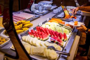 ein Buffet mit Obst und Gemüse auf einem Tisch in der Unterkunft Paradiso Macae Hotel in Macaé