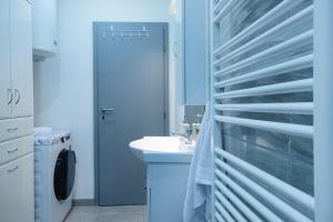bagno con lavandino, servizi igienici e specchio di Apartman Rita a Slunj
