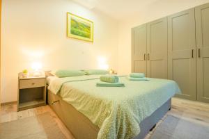 una camera con un letto con due cuscini sopra di Apartman Rita a Slunj