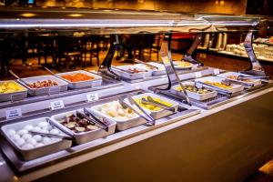 ein Buffet mit vielen verschiedenen Speisen in der Unterkunft Paradiso Macae Hotel in Macaé
