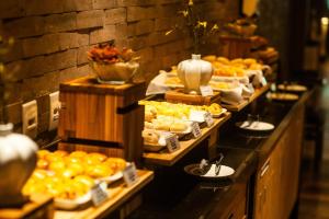 ein Buffet mit vielen verschiedenen Speisen in der Unterkunft Paradiso Macae Hotel in Macaé