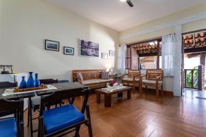 sala de estar con mesa, sillas y sofá en Apart Hotel Pet Friendly em Búzios, en Búzios